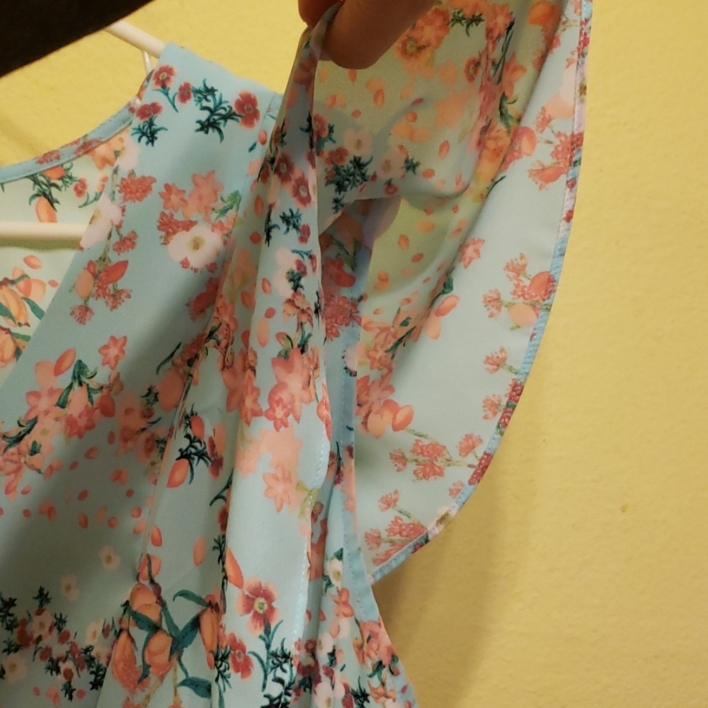 Pretty spring floral blouse - Picture 6 of 6